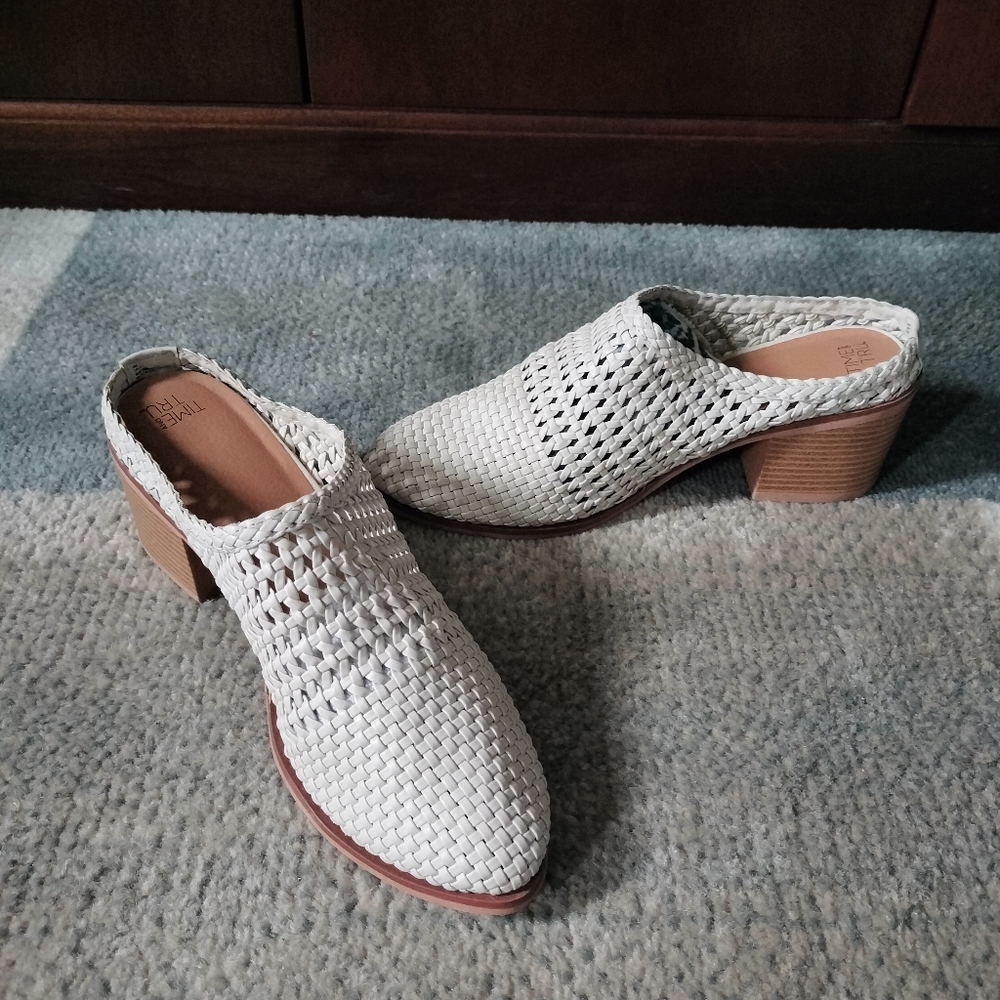 Time & Tru Ladies Sz 9 slides with heels